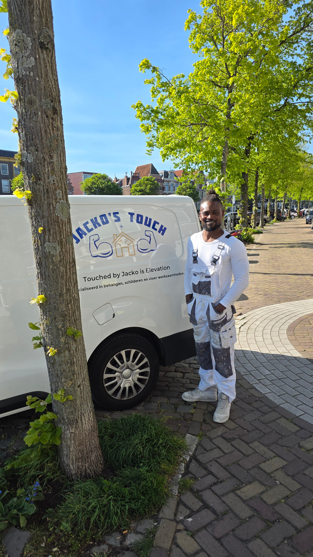 Erick met de Jacko's Touch bus aan de gracht