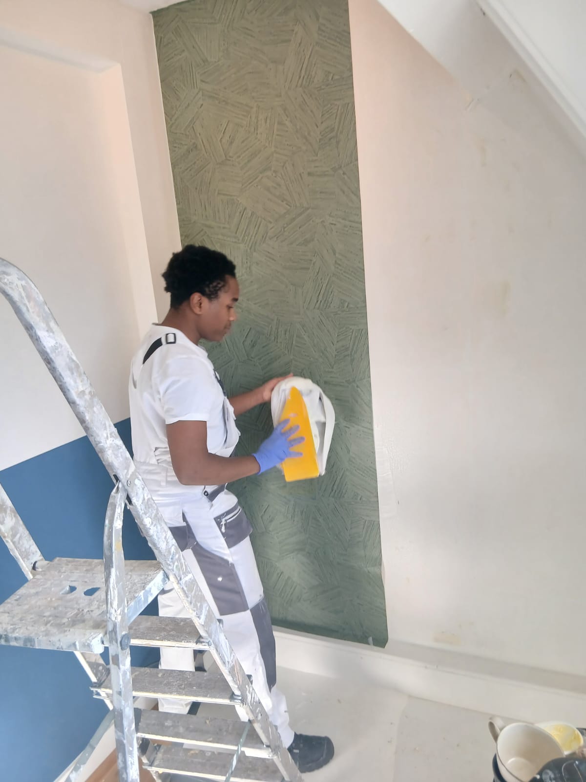 Groene accentwand met structuurbehang