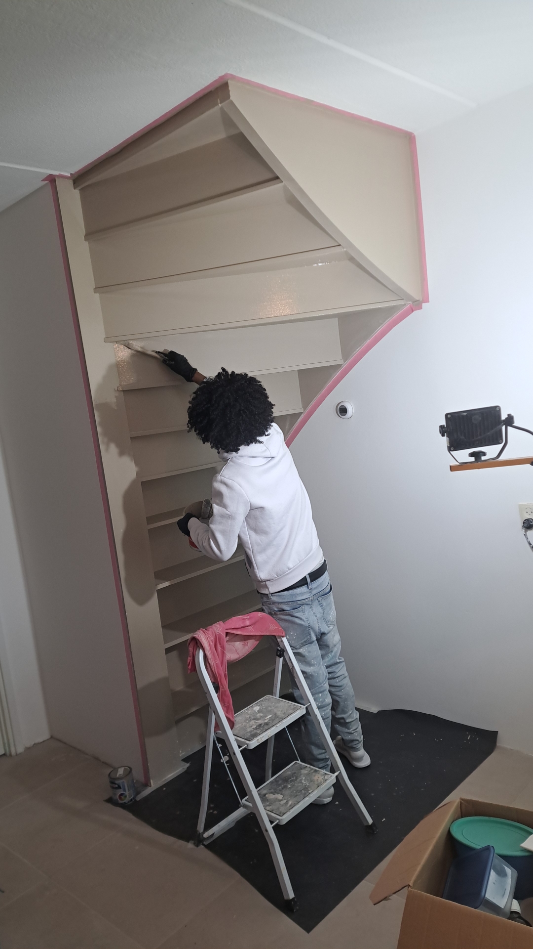 Trap schilderen met strakke afplakranden