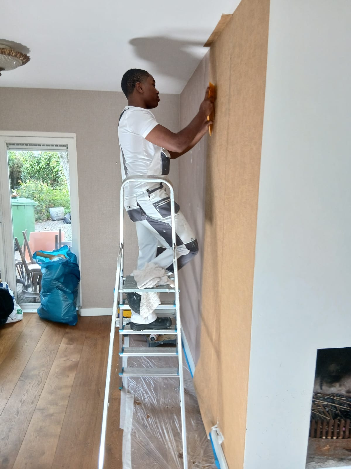 Behang hangen · strak en zonder bubbels